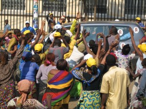 Folla festante all'arrivo di un candidato.