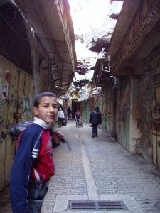 Hebron, rete per proteggere il passaggio dal lancio di immondizia.