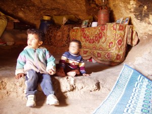 South Hebron Hills. Figli di pastori palestinesi nella loro casa, una caverna.