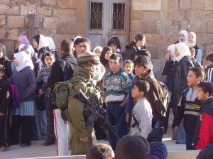 Hebron, protesta dei bambini che non possono raggiungere la scuola.