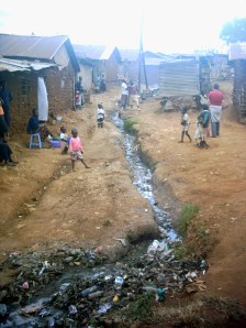 Kibera, scarichi a cielo aperto fra le baracche.