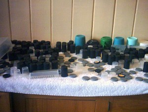 Vecchi contenitori per rullini diventano "provette" per le analisi.