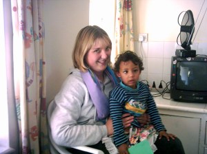 Una volontaria nordamericana con un piccolo ospite di Nyumbani.