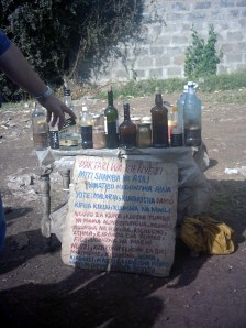 All'uscita da Kibera, una bancarella vende improbabili pozioni magico-farmaceutiche contro tutti i mali.