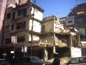 dopo tanti anni, ancora case distrutte dalla guerra civile.